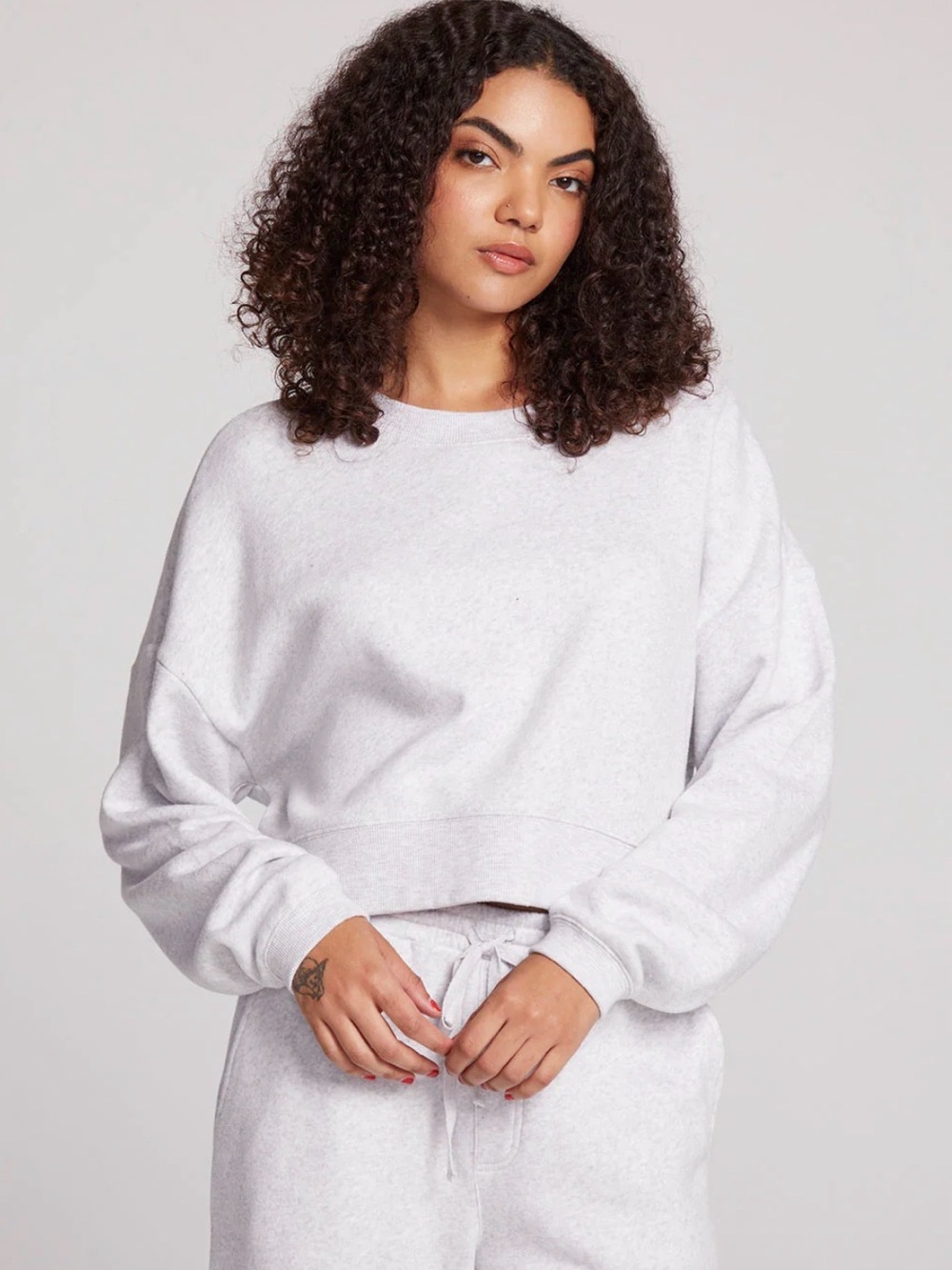 NWOT CHASER Scarlet Light Gray Cropped Crewneck Pullover, Smalll